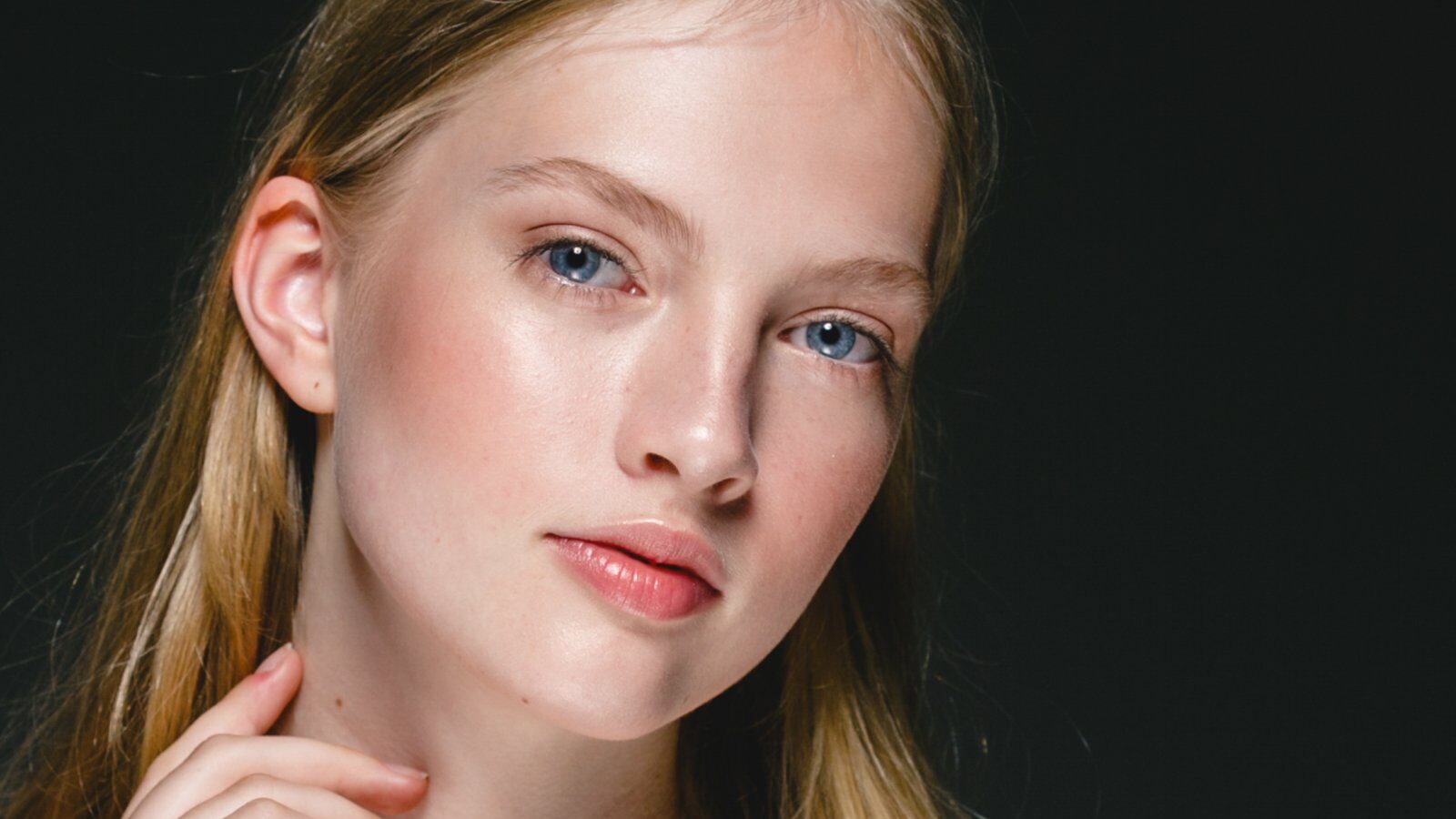 beautiful blonde woman beauty model girl with perf 2023 11 27 05 28 40 utc e1732520057883