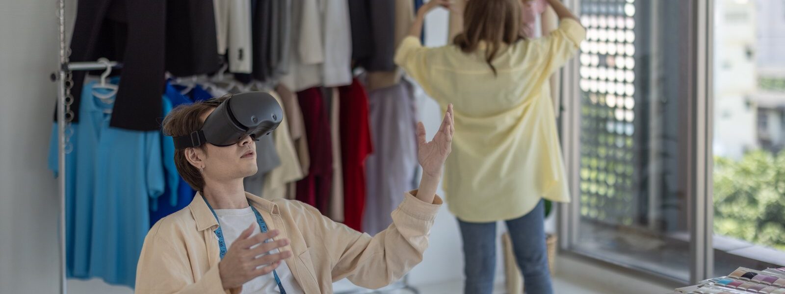 Moda i technologia - jak aplikacje mobilne i VR zmieniają zakup ubrań 1 fashion designer using vr goggles 2025 01 09 21 55 29 utc