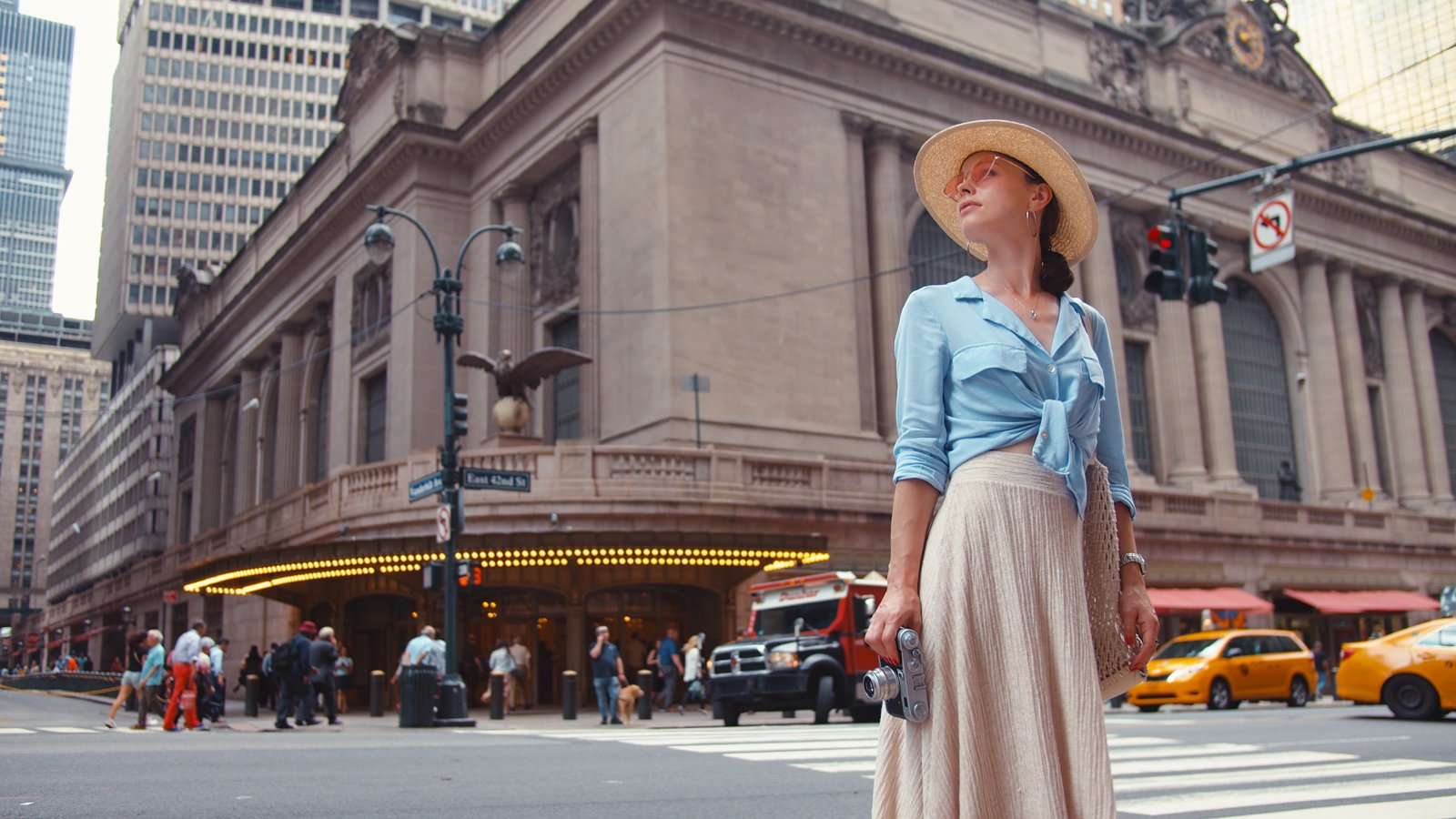 10 najlepszych seriali o modzie - kultowe kreacje i bohaterowie 18 young photographer with a retro camera at the cent 2024 09 12 18 07 23 utc