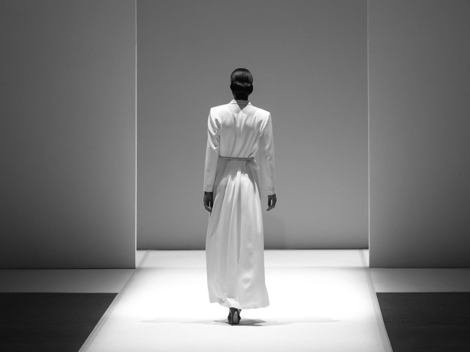 Jak zmienia się podejście do piękna w erze inkluzywności? 11 kobieta na wybiegu