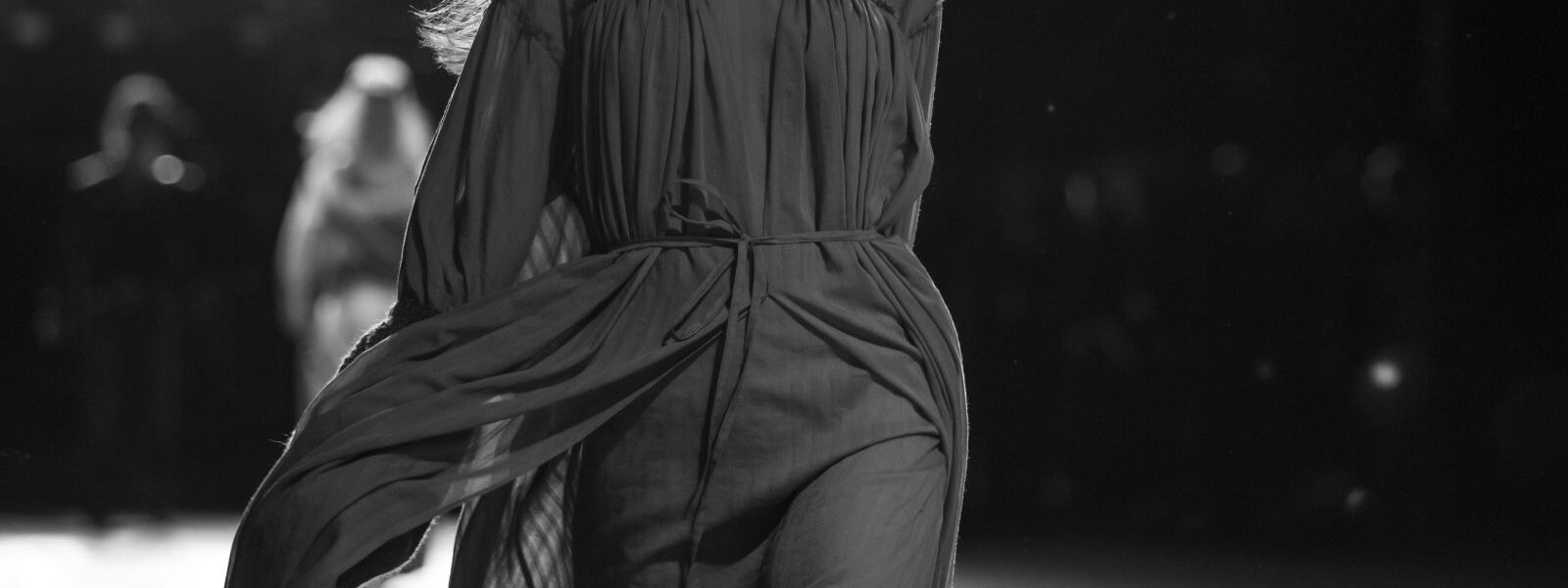 Rola muzyki na pokazach mody – jak dźwięk kreuje atmosferę 1 pokaz mody