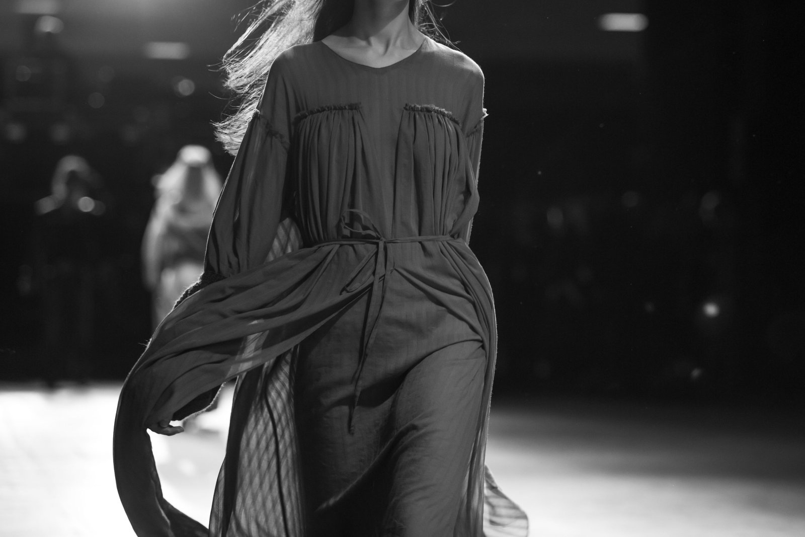 Rola muzyki na pokazach mody – jak dźwięk kreuje atmosferę 6 pokaz mody