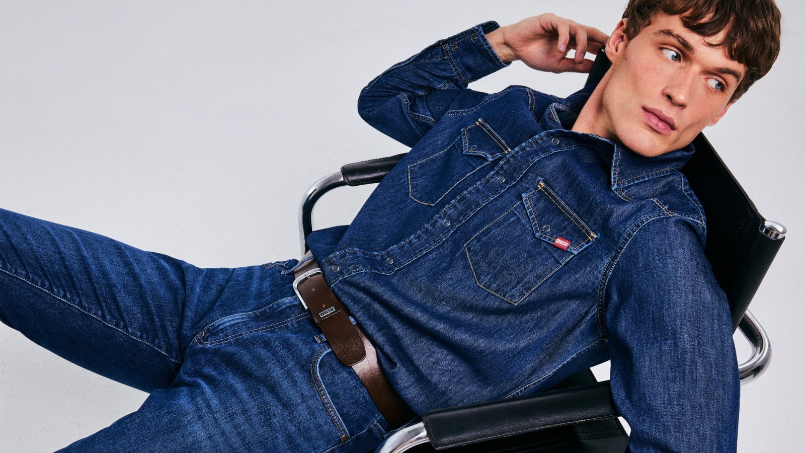 Jak nosić koszulę jeansową męską? 5 wWl newageamodels